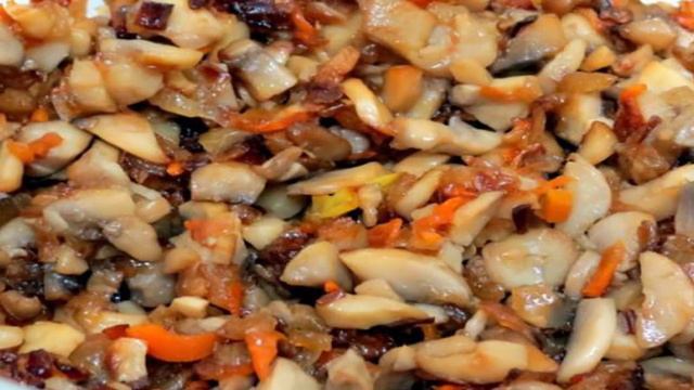 Карп фаршированный грибами и сыром