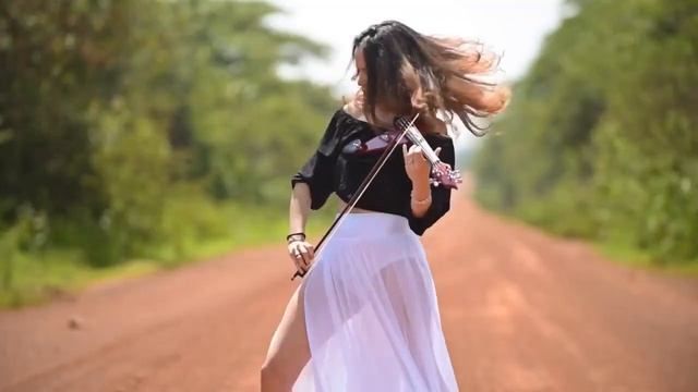 Электроскрипка и красавица исполнительница