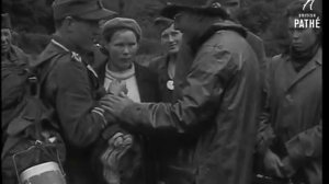 Французские женщины прощаются с пленными солдатами Вермахта.