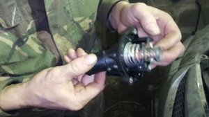 снятие и замена термостата MAZDA 6 GG 1.8 2006 год часть 2