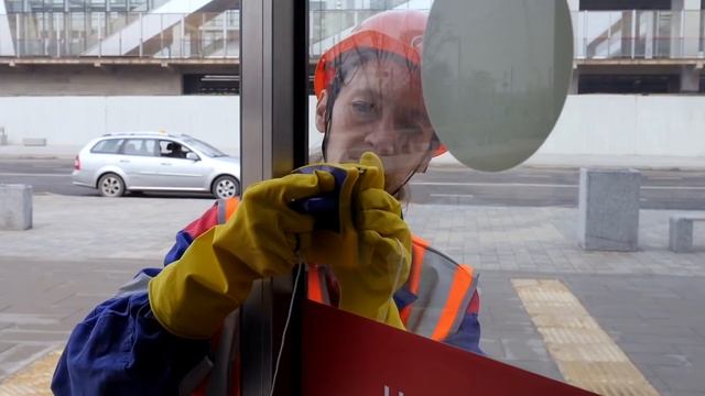 Магнитная щётка упала на голову! смотреть онлайн