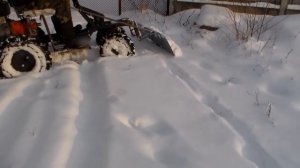 Пробная чистка снега самодельным минитрактором