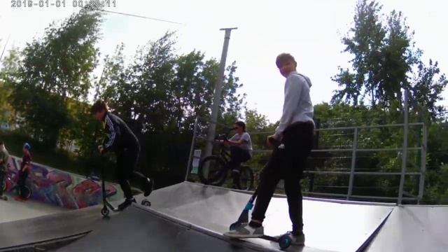 Катаем в скейт парке, чуть не разбил себе голову??? смотреть онлайн