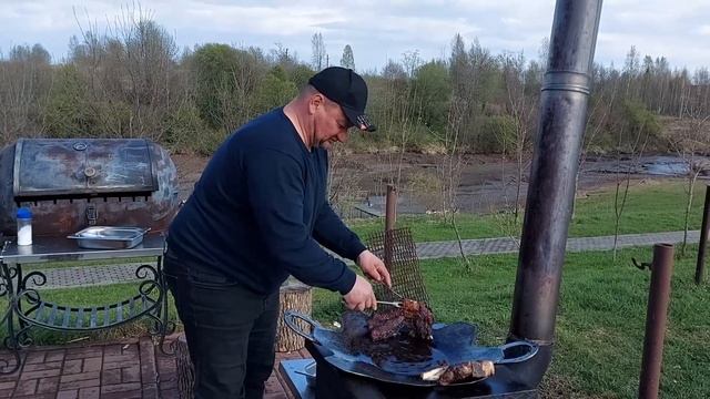 Гигантские стейки из говядины на сковороде САДЖ. С картошечкой и овощами! От Дяди Вити!