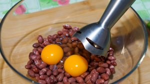 Пирог из консервированной фасоли.