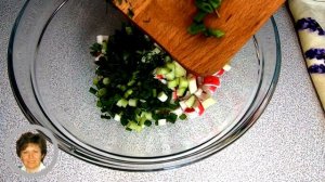 Салат с крабовыми палочками, огурцом и ржаными сухариками. Вкусный салат за 5 минут