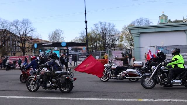 Байкеры на Дворцовой площади 29 апреля 2023 года смотреть онлайн