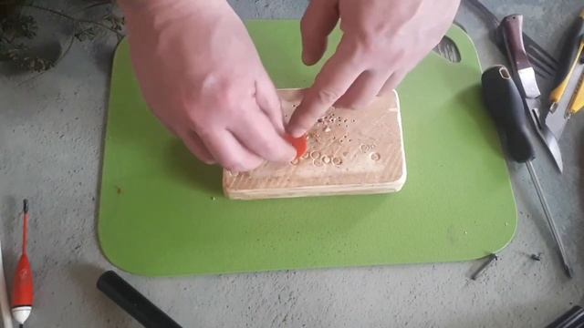 Лайфхак для рыбалки самоподсекающий поплавок из пробки своими руками. смотреть онлайн