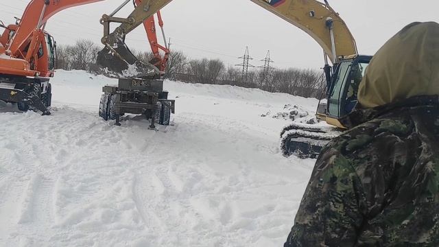 Ремонт гнутой рамы полуприцепа! Как востановить перевëрнутый  полуприцеп экскаваторами!