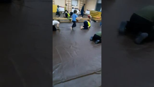 Дети, кувырки. Разминка. смотреть онлайн