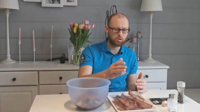 ДВА СПОСОБА КАК ВКУСНО ЗАСОЛИТЬ СВЕЖУЮ СЕЛЁДКУ. Малосольная селёдка и селёдка пряного посола. Сельд