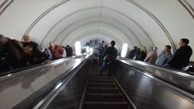 Неуспел в вагон метро