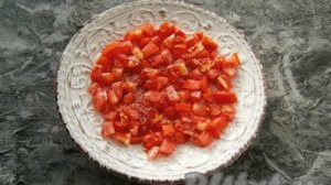 Салат из помидоров с сыром и яйцами