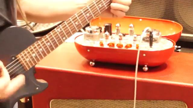 Felleretta 16 Watt "Brotcaster" Tube Amp with Gibson Les Paul Junior смотреть онлайн