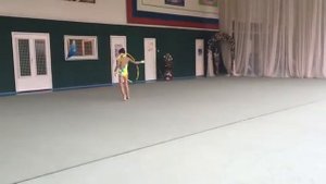Художественная гимнастика упражнения с обручем одна потери????