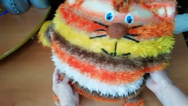 Видео-описание вязания Диванного кота - лежебока, игрушка спицами из травки, легко,  для малыша.