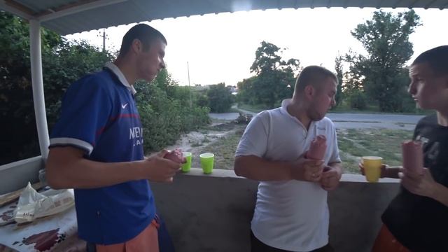 КТО БЫСТРЕЕ СЪЕСТ БОЛЬШУЮ ПОЛКУ КОЛБАСЫ смотреть онлайн