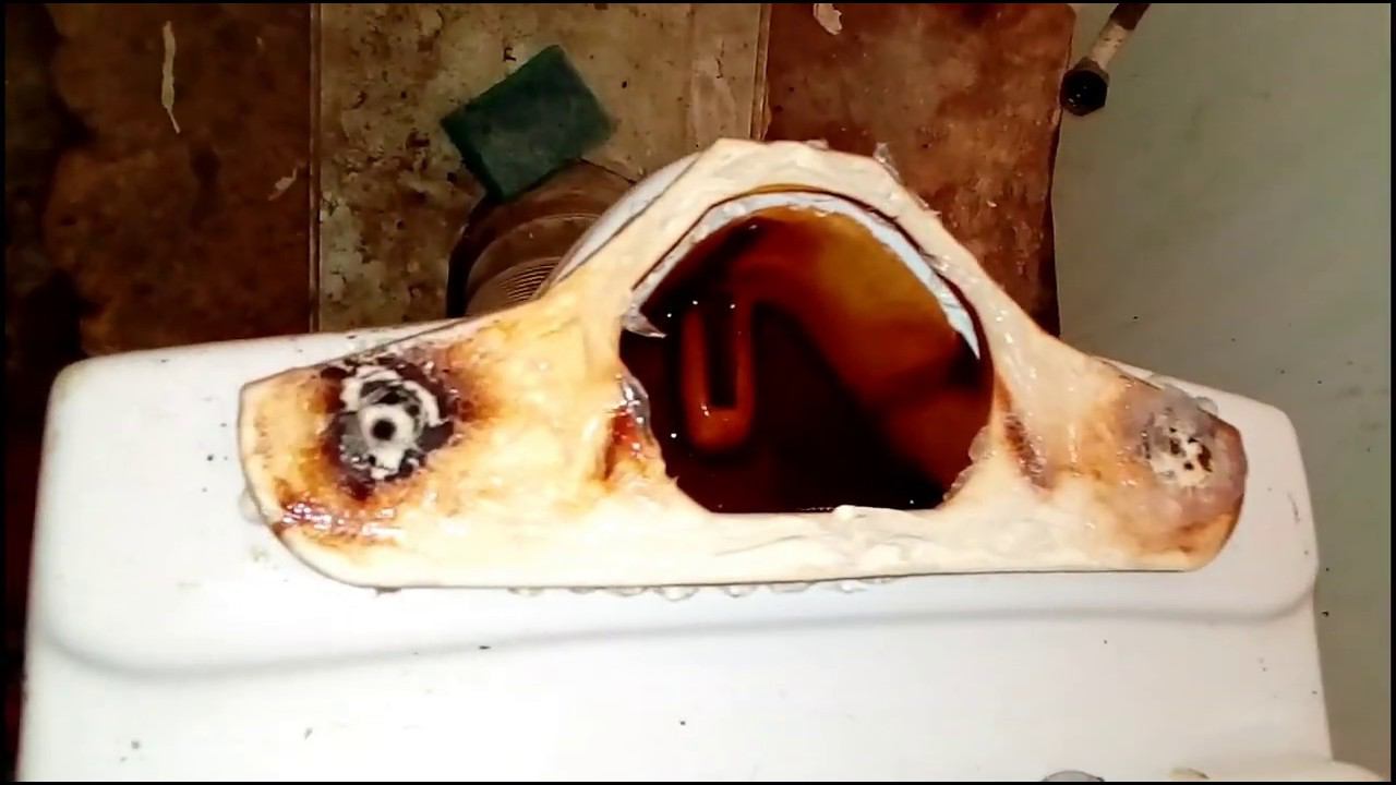 Как открутить бочек унитаза, если болты заржавели?
