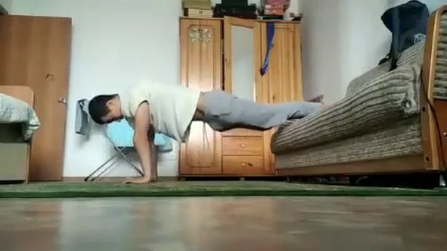 сгибание и разгибание рук на возвышенности смотреть онлайн