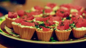 Салат в тарталетках с семгой