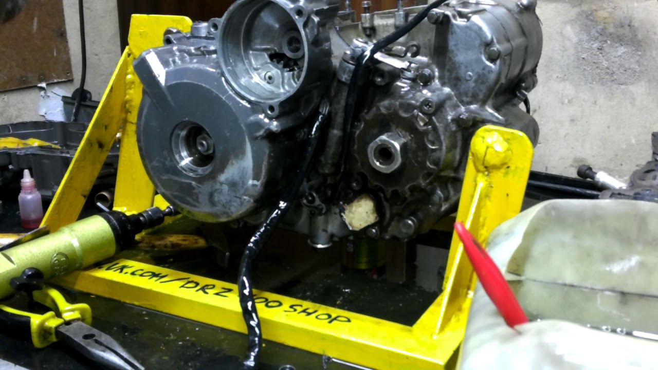Сборка левой части двигателя Suzuki DRZ400 генератор и стартер смотреть онлайн