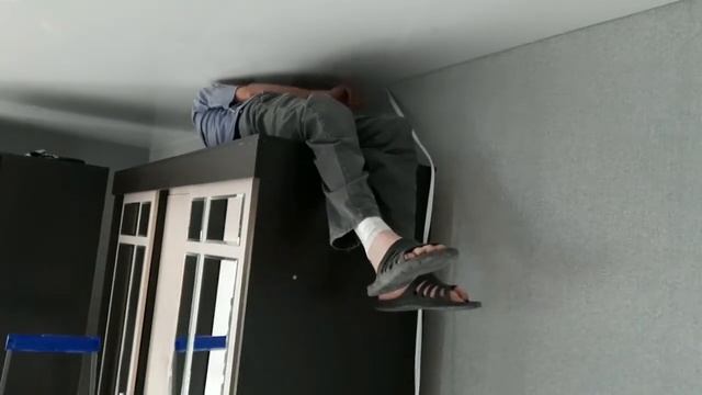 В КАКИХ УСЛОВИЯХ ПРИХОДИТСЯ РАБОТАТЬ МОНТАЖНИКАМ НАТЯЖНЫХ ПОТОЛКОВ. Натяжные потолки. смотреть онлайн