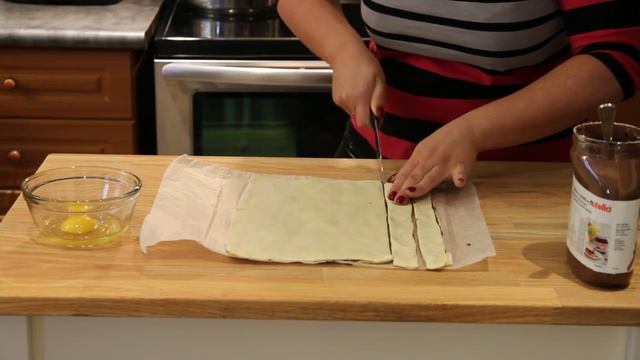 СЛОЕНЫЕ СПИРАЛЬКИ С НУТЕЛЛОЙ (NUTELLA PUFF PASTRY SWIRLS) смотреть онлайн