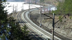 Пассажирские поезда проезжают по красивому участку