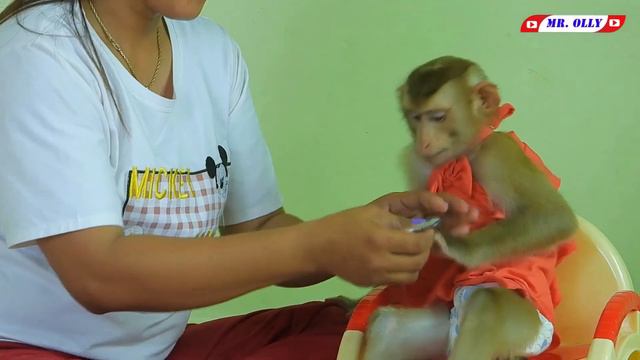 Cute Miss. Luna Cutting Nails On Chair Luna Cleaning Nails смотреть онлайн