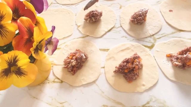 Без Мантоварки сочные Манты /Манты с тыквой!Манту бо каду ва фарш бе мантупазак смотреть онлайн