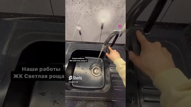 Бежевая угловая кухня, с двухуровневыми шкафами, черная глянцевая столешница, техника в пенале.