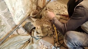 ПРОБИЛИ ПОЛ К СОСЕДЯМ! Замена сантехники и канализации. Ремонт ванной комнаты своими руками