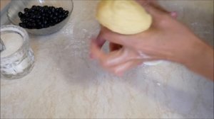Выпечка на РЯЖЕНКЕ булочки с чёрной смородиной