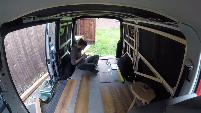 Klick-Vinyl im Camper verlegen - VW T5 Bulli Camper Van Ausbau Woche 3 смотреть онлайн