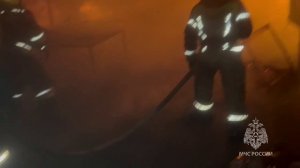 Огнеборцы тушат пожар на рынке г. Хасавюрта