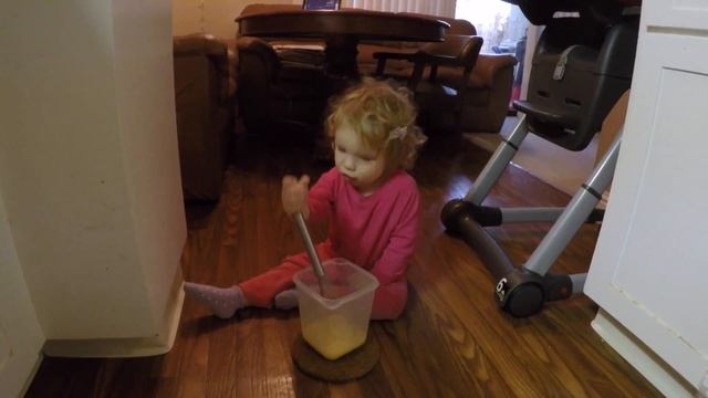 Как мы готовили омлет.  Учим английский играючи. Софья - помощница )) Organic food. Organic omelet.