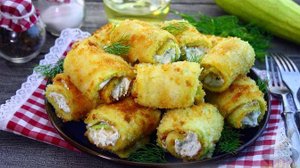 Обязательный пункт летнего меню. 
РУЛЕТИКИ ИЗ КАБАЧКОВ С ТВОРОЖНЫМ СЫРОМ