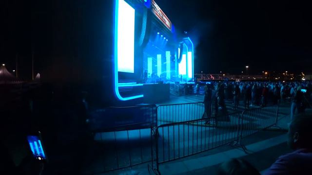 Между гонками. Концерт группы "Мумий Тролль" смотреть онлайн