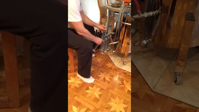 Отбор пива на измерение плотности и розлив в бутылки смотреть онлайн