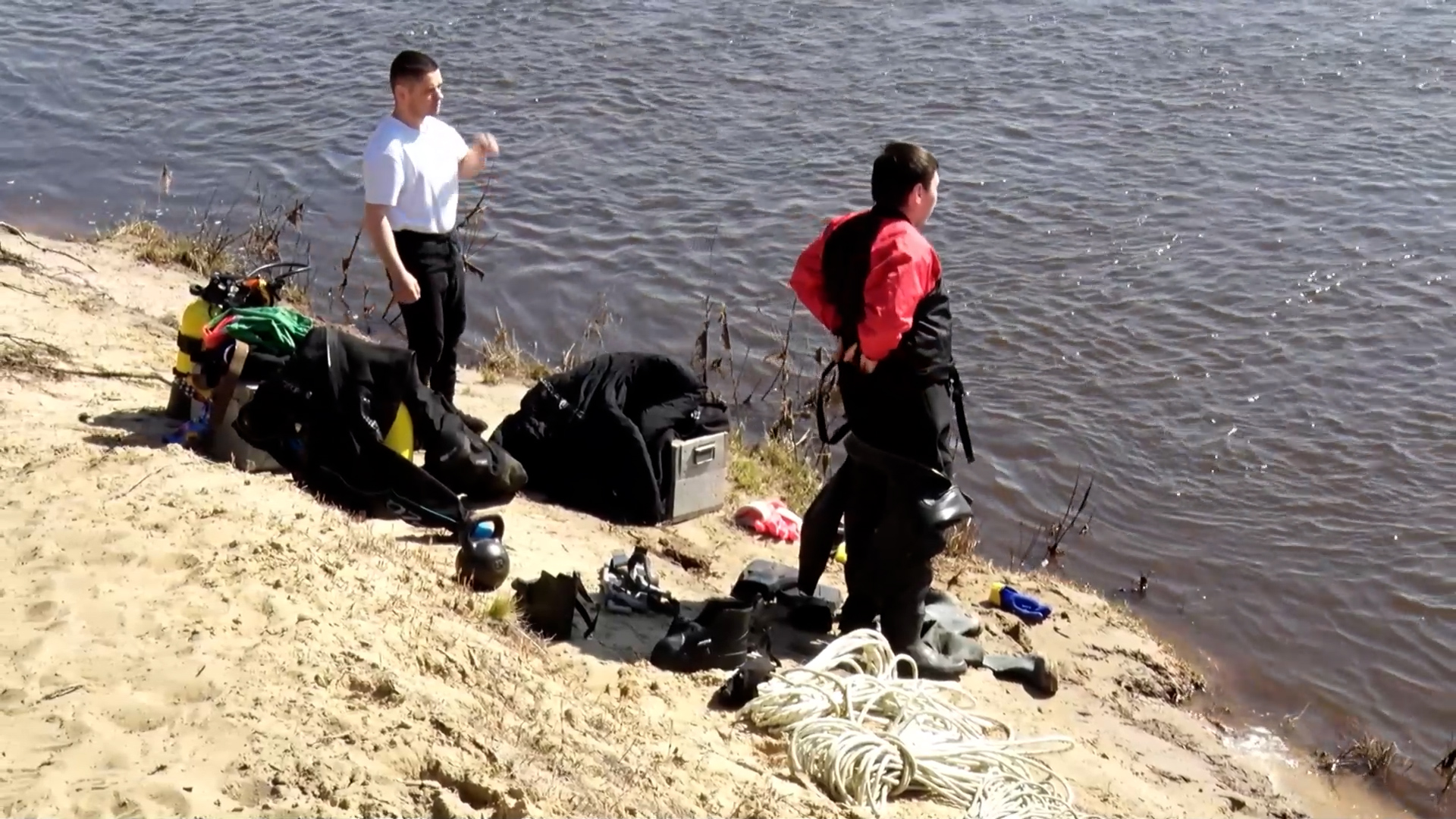 Находили падал. Водолазы Ямалспас. Параплан упал в новом Уренгое. Блондинка упавшая в реку. Идущий по реке.