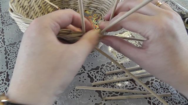 Корзинка для пасхальных яиц. Плетение из газетных трубочек