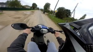 Школьник учится стантить на китайском стоковом скутере