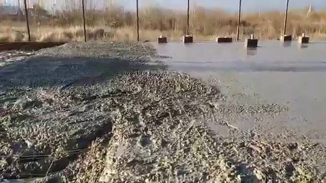 Заливка бетонной плиты на цоколь Дома