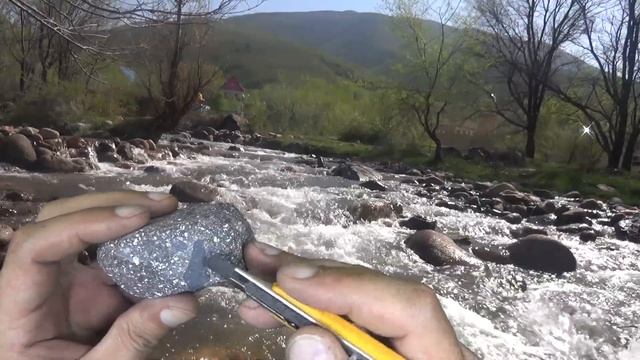 Черный камень с белыми вкраплениями смотреть онлайн