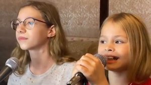 9-летняя Милана Гогунская с подругой поет дома в караоке "Кукушку" Цоя