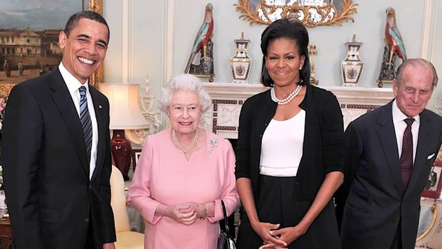 Во время встречи с Елизаветой II! Байден нарушил королевский протокол - просто на саммите: впервые смотреть онлайн