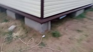 начал монтаж отливов фундамента