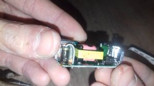 разборка плохой китайской Quick Charge 3.0 зарядки + прикол в нутри