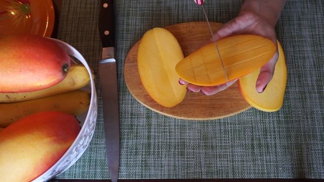 Как красиво разрезать манго? ЛАЙФХАК! смотреть онлайн