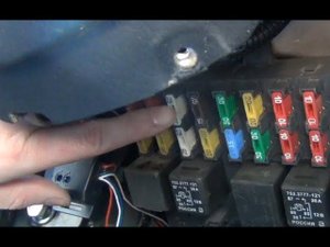 Замена предохранителя мотора печки и переключателя печки Chevrolet - Niva